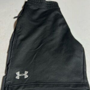 Men’s Under Armour athletic shorts Size L “loose”